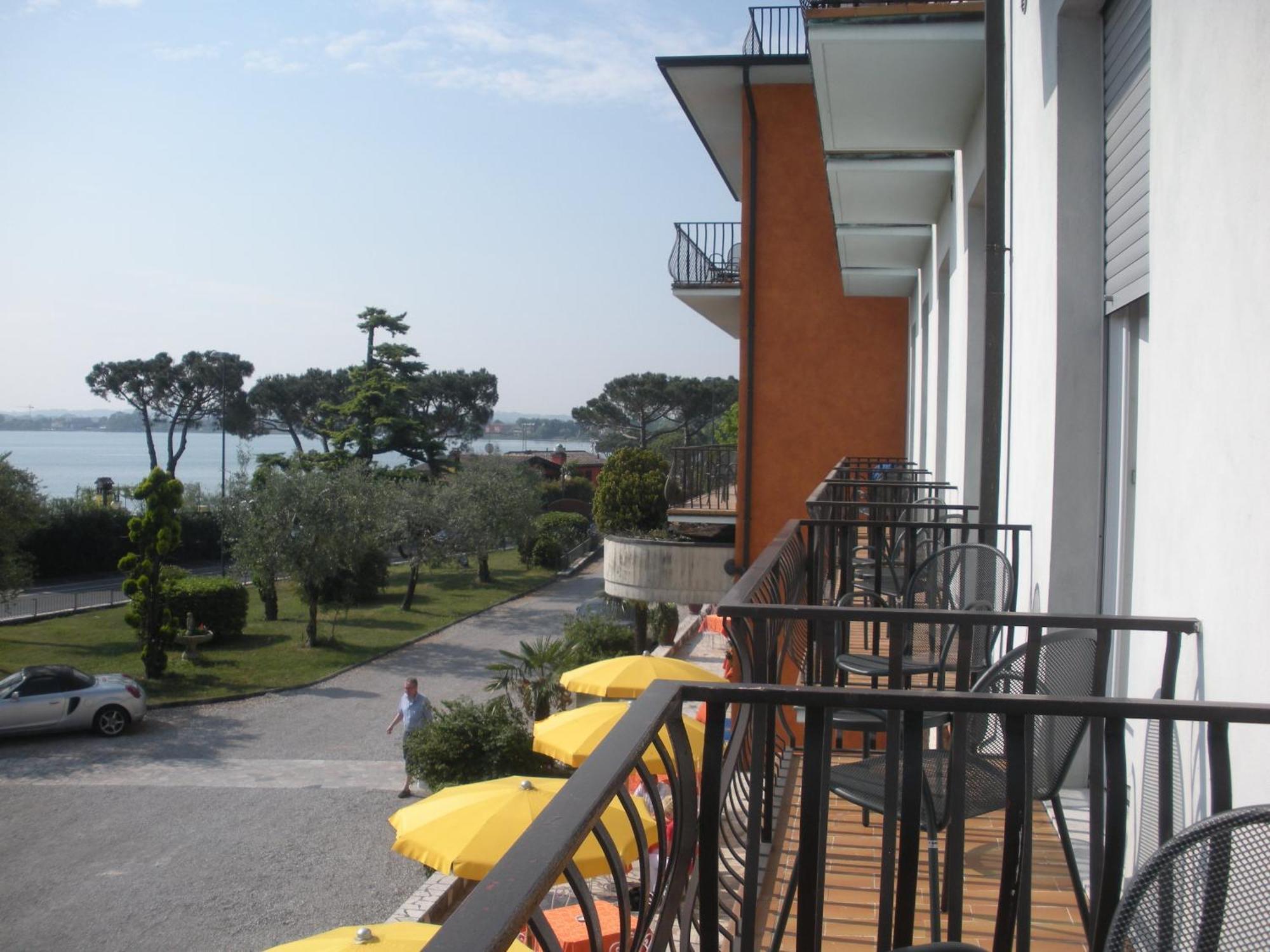 Hotel Mirabello Sirmione Exterior photo